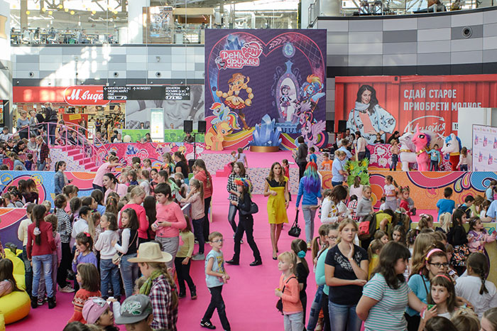 Поклонники My Little Pony провели весь день с любимыми героями