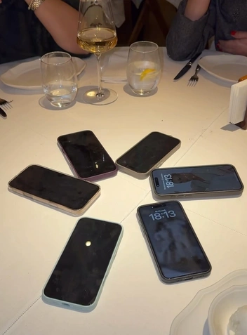 Телефоны лицом вверх  | Источник: @borodylia / Instagram (соцсеть признана экстремистской и запрещена в РФ)