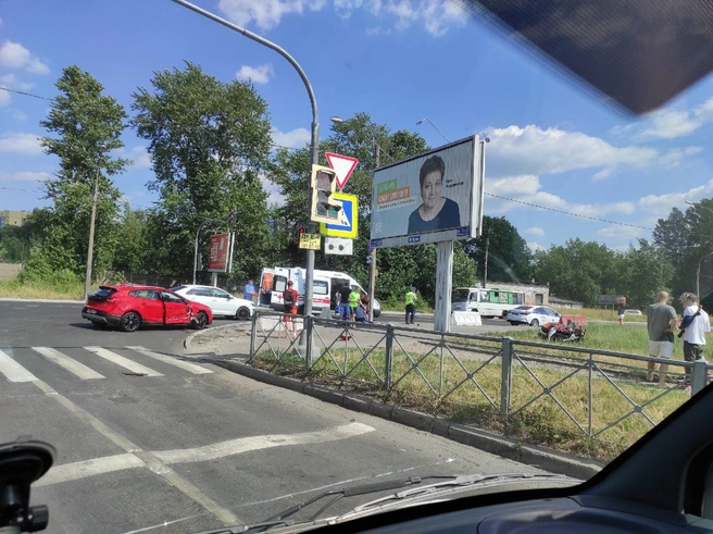 Байкер и автомобиль не разъехались на перекрестке Полюстровского и Новолитовской. «Лежит накрытый» (фото) | Источник: «ДТП и ЧП | Санкт-Петербург»