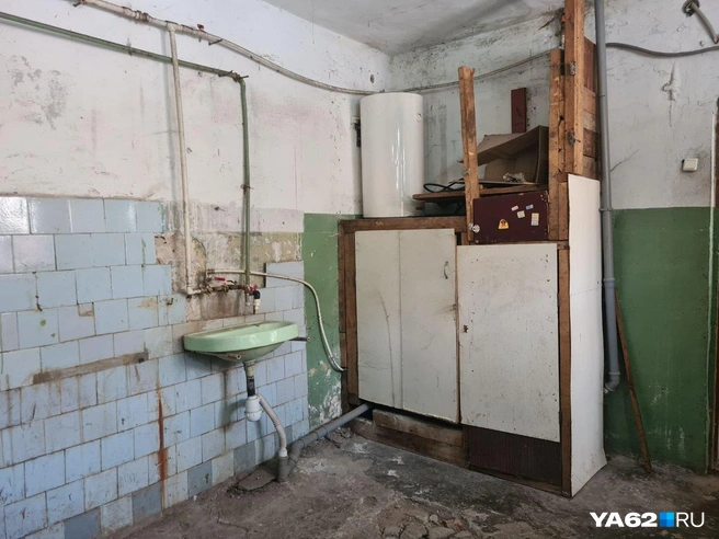 В годами разрушающихся домах продолжают жить люди | Источник: Светлана Коновалова / YA62.RU