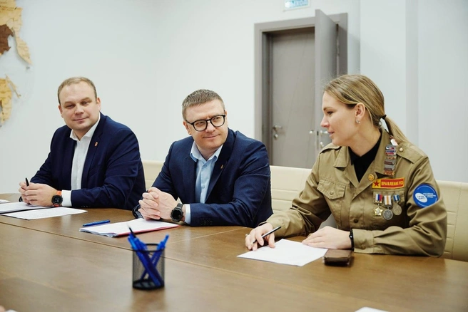Решение о проведении всероссийского слета приняли губернатор Алексей Текслер и руководитель Федерального агентства по делам молодежи Григорий Гуров | Источник: Наиль Фаттахов / пресс-служба правительства Челябинской области 