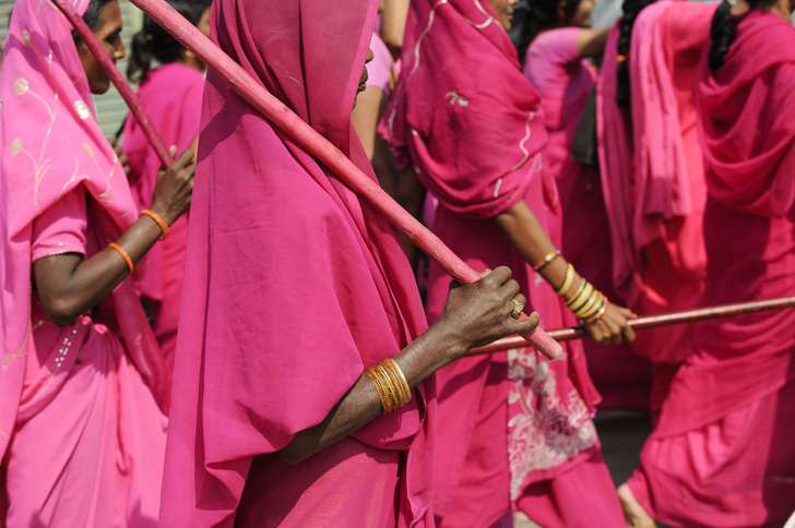 Почему женщины в розовых сари держат в страхе всех мужчин Индии