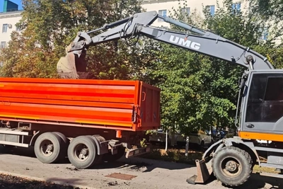 В Пензе обновляют грунт в клумбах