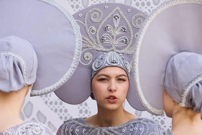 Да и не кокошник это вовсе. Петербургский этнограф рассказала всю правду о том, что действительно носят нынешние модницы | Источник: Карпухин Сергей / ТАСС