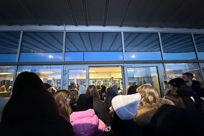 Толпа подростков собралась на концерт Егора Крида в Новосибирске