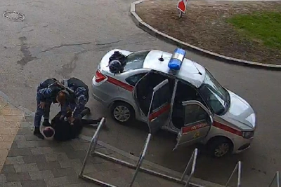 В Петербурге у ТК «Европолис» задержали агрессивного посетителя