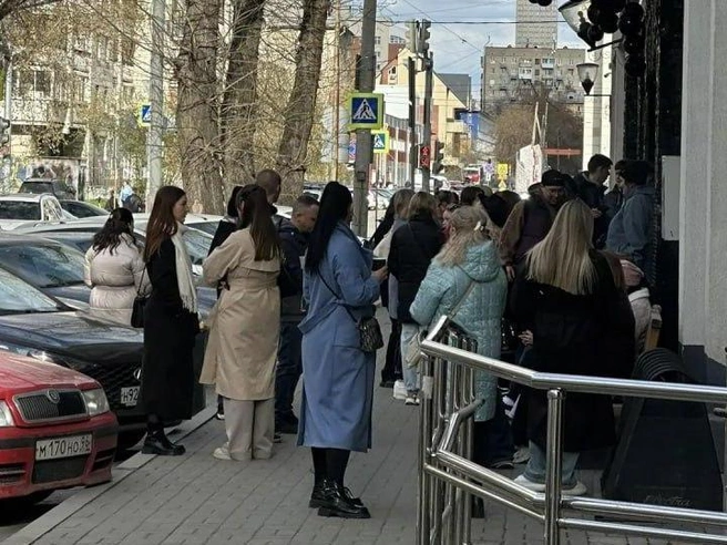 К открытию дверей уже пришло немало людей | Источник: читательница E1.RU