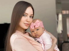 «Ароматная, как ватрушечка»: Анастасия Тарасова рассказала о спокойном характере и отменном аппетите младшей дочери