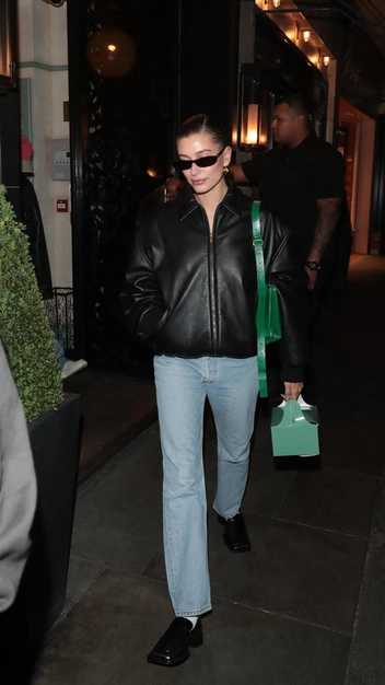 Только так: Хейли Бибер показала, как носить в этом сезоне лоферы — самую модную обувь | marieclaire.ru