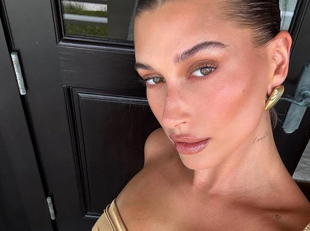 Хейли Бибер по-секрету показала новый продукт от Rhode — и это бронзер!