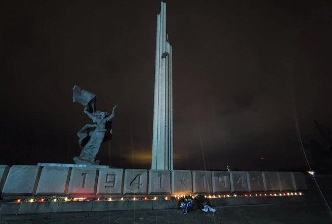 Этот памятник неизвестные облили краской | Источник: личный архив героини из Риги