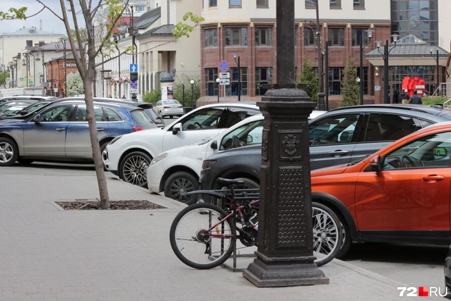 Стоимость стоянки на платной городской парковке стартует с 30–35 рублей и доходит до полусотни | Источник: Ирина Шарова / 72.RU