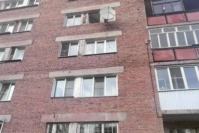 В Омске трехлетка выпал из окна квартиры на третьем этаже