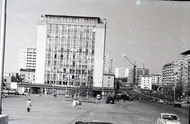 «Дом быта „Горизонт“ открылся в начале 1971 года. Располагавшиеся тут конторы оказывали более 2 тысяч услуг»,&nbsp;— говорит Евгений Малинкин. | Источник: фотофонд Самарского областного государственного архива социально-политической истории
