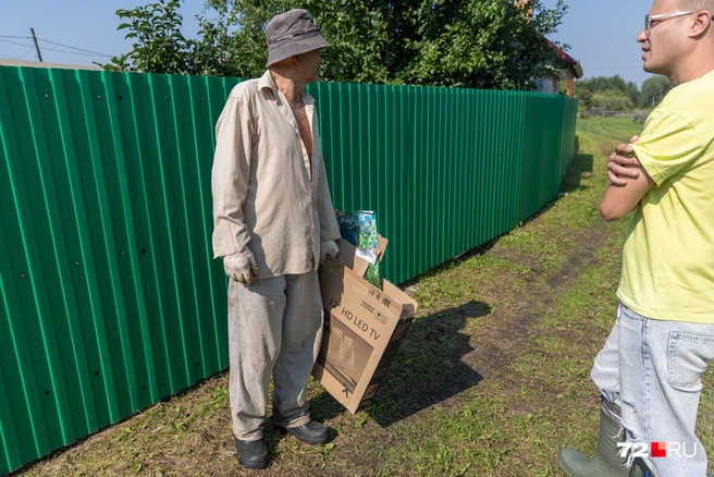 Ренат не видит никаких проблем в том, что вода подбирается ближе к участкам. Если что, будет плавать на лодке  | Источник: Ирина Шарова / 72.RU 