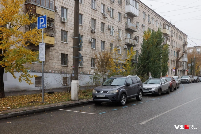 Раньше за такую стоянку можно было побегать по штрафстоянкам, вызволяя машину | Источник: Алексей Волхонский / V1.RU