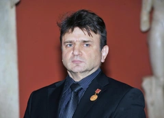 Роман с чужой женой и обвинения в махинациях за помощь сиротам. Тимур Кизяков, который везде как дома