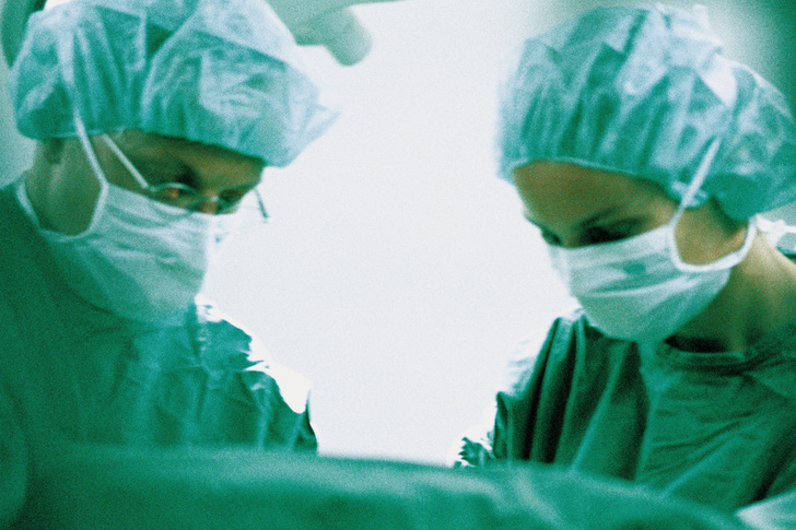 Хирурги впервые провели трансплантацию обеих рук