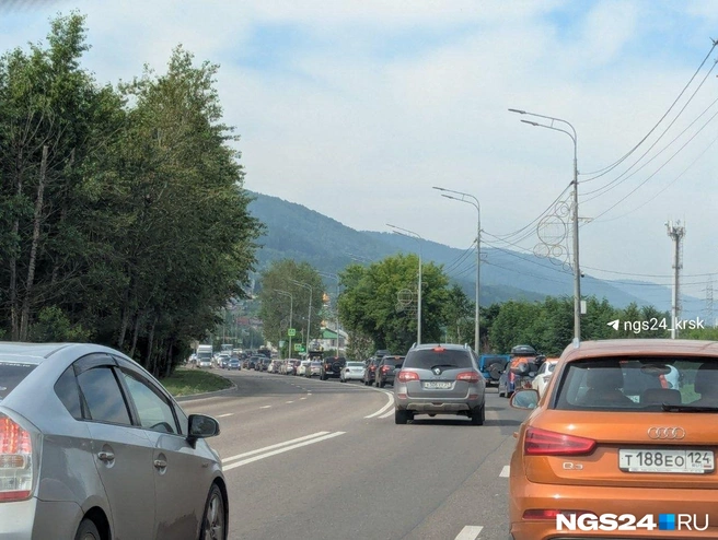 «Традиционная» пробка на выезд из города в теплые дни | Источник: архив NGS24.RU
