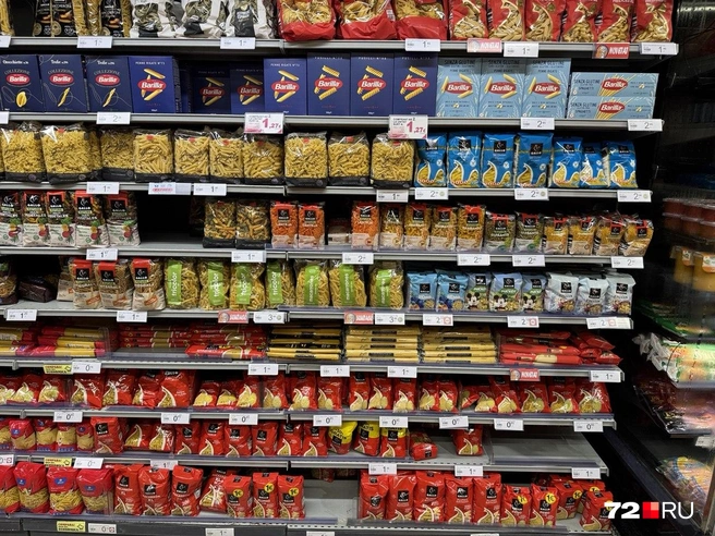 Из привычного для нас макароны Barilla. За пачку —117 рублей. А цена самых недорогих на полке&nbsp;— 78 рублей | Источник: Анастасия Малышкина / 72.RU 