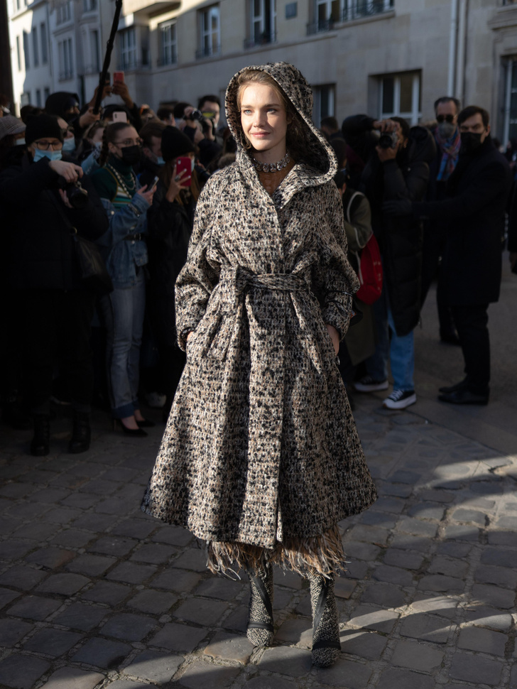 Фото №2 - Кутюрное пальто, стеклянные драгоценности и любимый мужчина: Наталья Водянова на показе Dior