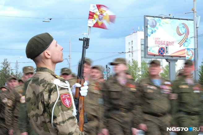 С самого утра погода «порадовала» томичей проливным дождем, но к параду тучи немного разошлись | Источник: Василиса Орлова / NGS70.RU