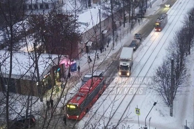 Грузовик столкнулся с автобусом в Казани