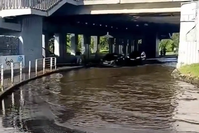 Подтопление в Челябинске: перекрыта дорога под мостом
