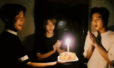 Самые забавные моменты из прямой трансляции с дня рождения Джина из BTS