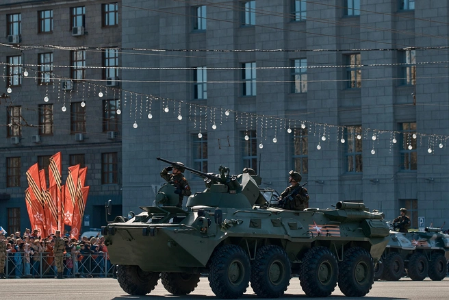 На параде можно увидеть разнообразную военную технику | Источник: Туристско-информационный центр г. Новосибирска