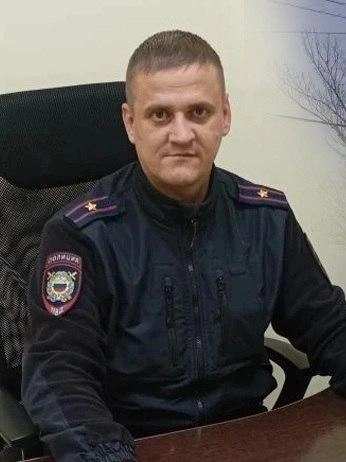 Вместе с участником СВО одним из первых в дом зашел участковый Сергей Хрущев | Источник: ГУ МВД России по Волгоградской области