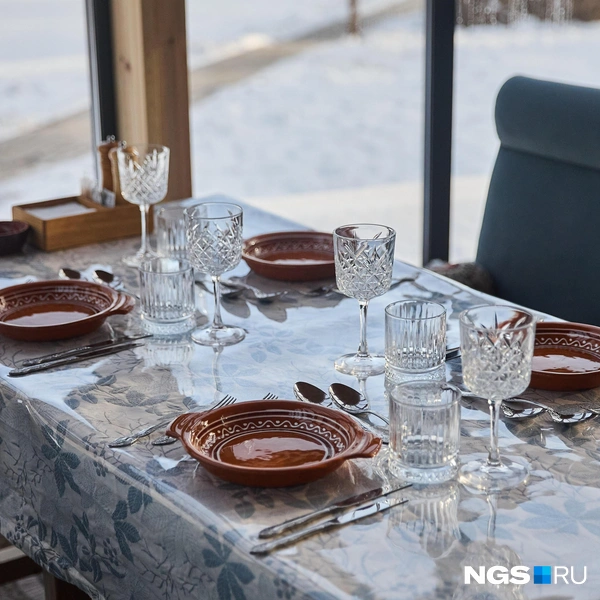 Каждый стол уже сервирован&nbsp;— не очень по-деревенски, если честно | Источник:  Александр Ощепков / NGS.RU 