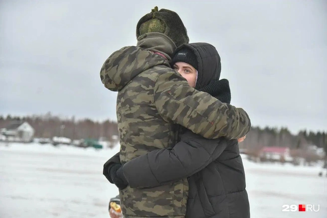 Артем и Анастасия греются в перерыве | Источник: Иван Митюшёв / 29.RU