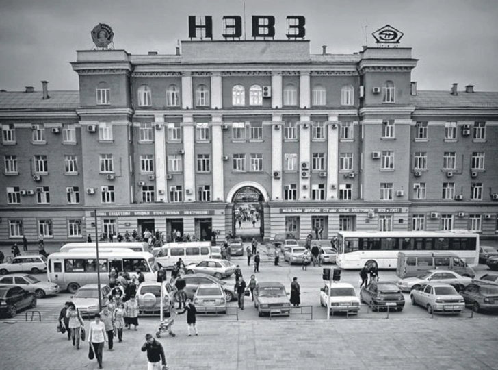 Площадь перед проходной завода НЭВЗ, начало 2010-х | Источник: Сергей Венявский