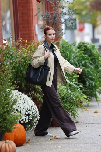 Эмма Робертс показывает, как стилизовать Barn jacket — самую трендовую куртку осени | marieclaire.ru