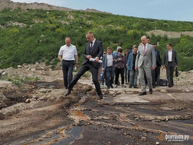 «Дышать стало свободнее». Петербургские депутаты понюхали полигон «Новосёлки» | Источник: Михаил Огнев / «Фонтанка.ру»