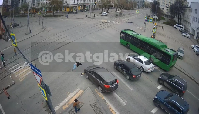 В Екатеринбурге самокатчики не спешиваются и гоняют на красный свет | Источник: «Екатеринбург. Главное» / Telegram