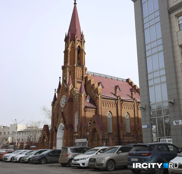 И снова католический костел. В 1970-х рассматривать его припаркованные авто совсем не мешали | Источник: Ксения Филимонова / «ИрСити»