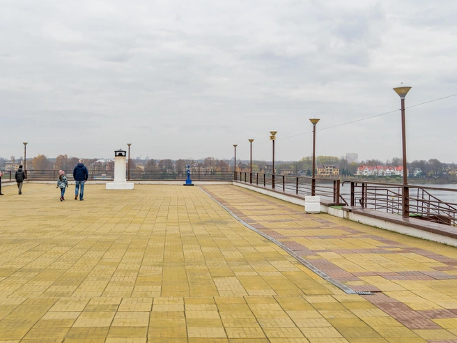 Смотровая площадка расположена на Волжской набережной | Источник: Кирилл Поверинов / 76.RU
