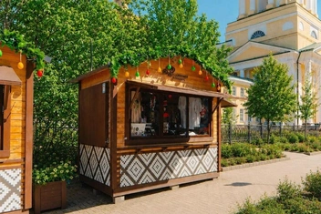 Киоск с сувенирами стоит на Соборной площади | Источник: Пермский стиль: футболки, худи / Vk.ru