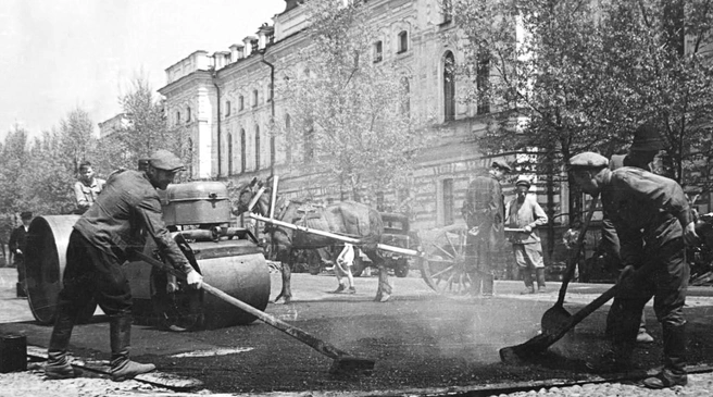 Асфальтирование центральных улиц города началось в 1948-м: за два года асфальтом были покрыты улицы Карла Маркса, Ленина, Дзержинского, Красной Звезды (Сухэ-Батора), проезды около завода имени Куйбышева, часть улиц Горького, Чкалова, 5-й Красноармейской (Богдана Хмельницкого) | Источник: автор неизвестен / Pastvu.com