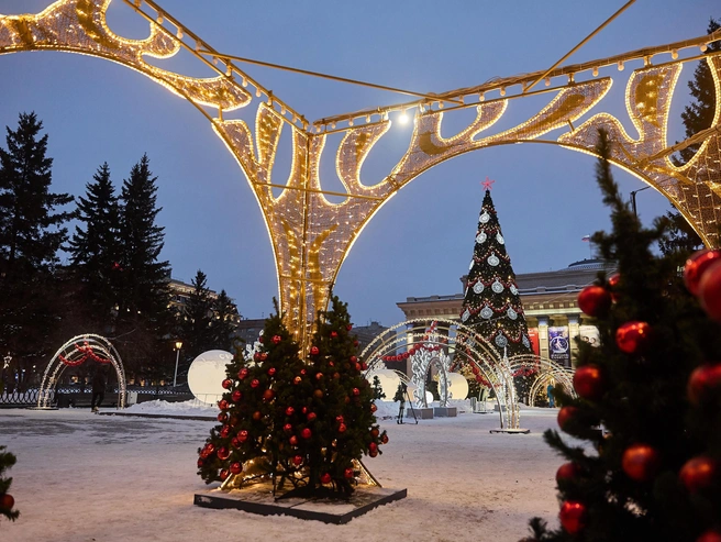 Главную ёлку украсили в красно-золотой гамме. | Источник: Александр Ощепков / NGS.RU