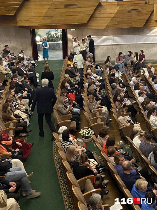 В зале виднелись несколько букетов и корзинок с цветами | Источник: Руфина Калимуллина / 116.RU