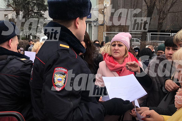 Люди на улице, так как двери здания, где должно было проходить событие, оказались закрытыми