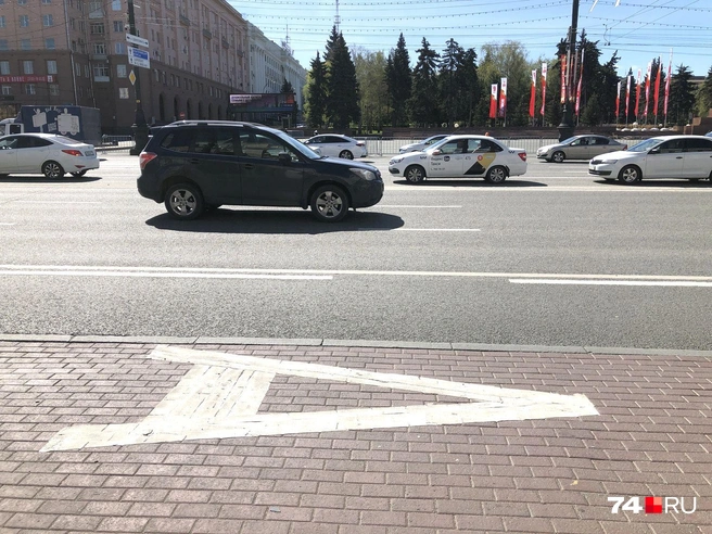 Выделенная полоса на площади Революции зонирована от остальной проезжей части сплошной линией, пересекать которую слева направо запрещено | Источник: Артем Краснов