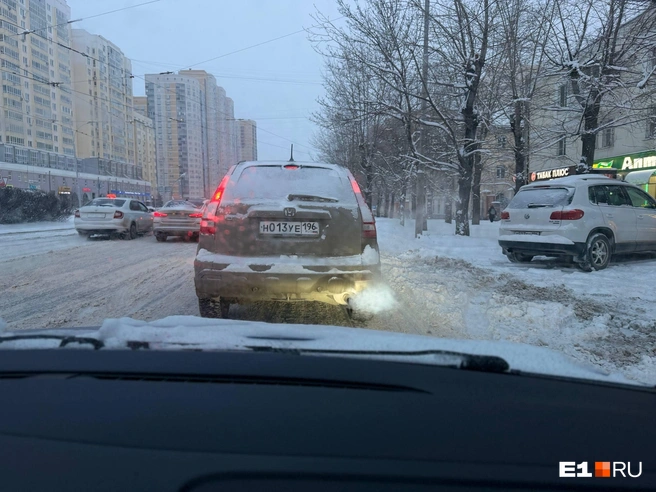 Обстановка на улице 8 Марта оставляет желать лучшего | Источник: читатель E1.RU