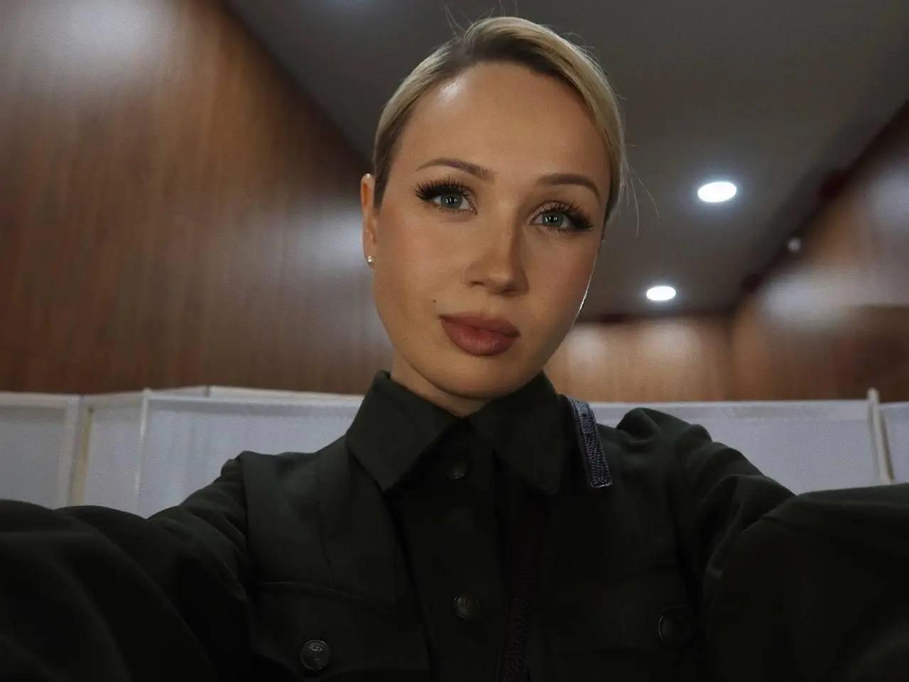 «Пюрешка с котлеткой что-то путает»: Инстасамка высмеяла Клаву Коку из-за западных звезд
