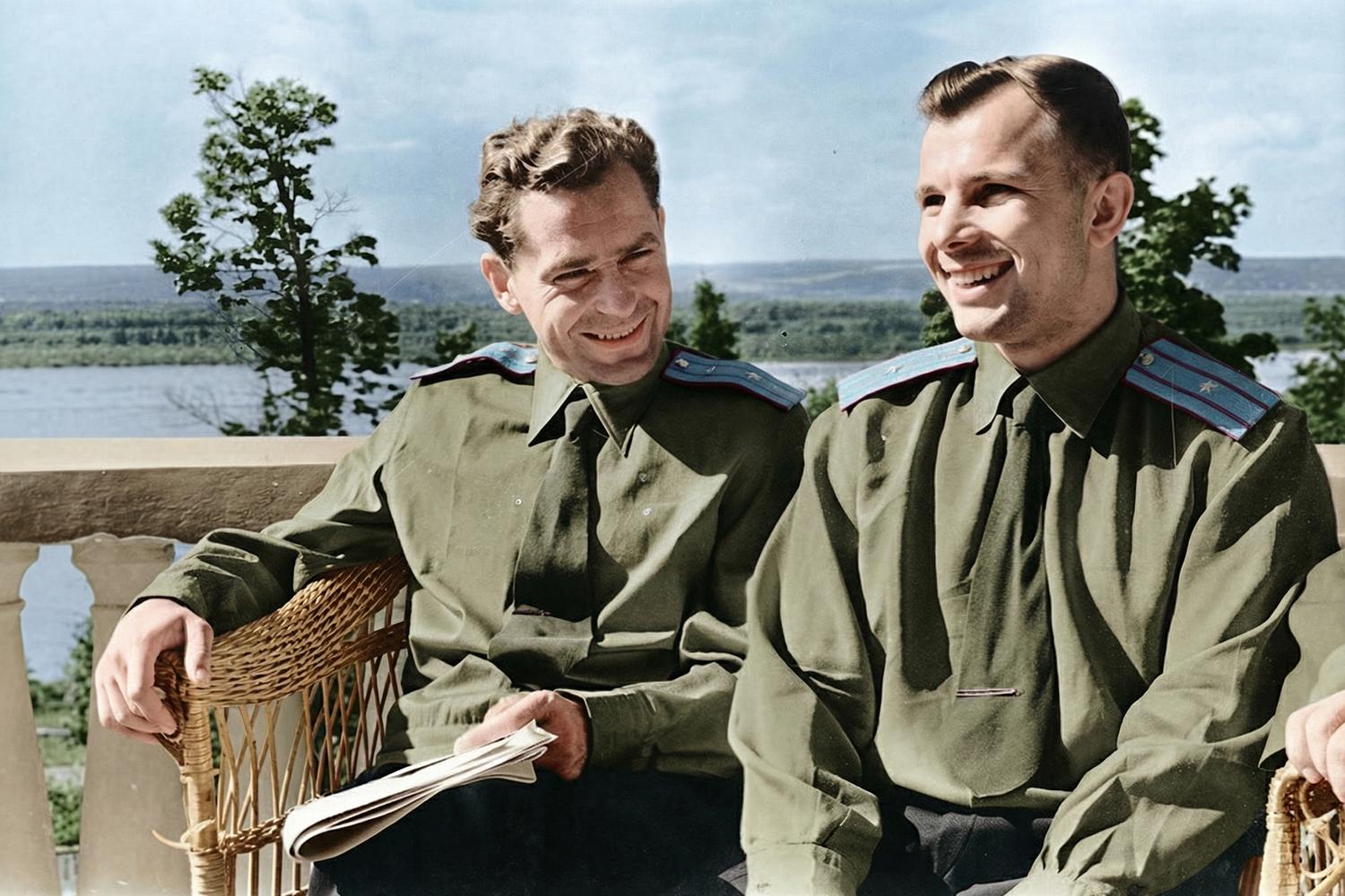 А это фото сделано 9 августа 1961 года, снова на даче Куйбышевского обкома КПСС, через несколько дней после орбитального полета второго советского космонавта Германа Титова (слева)
