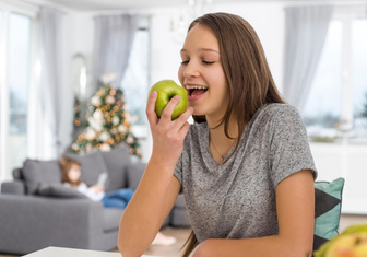 Заменяет ли съеденное яблоко чистку зубов?