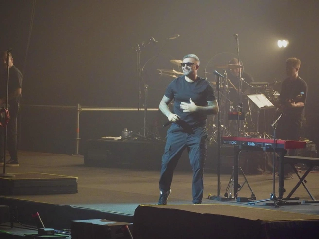 Между песнями Баста шутил и общался с залом | Источник: Полина Зайцева / 76.RU